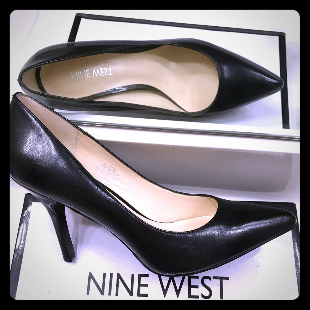 Nine West “Shimmer” Black Pointed-toe Pump (8.5)